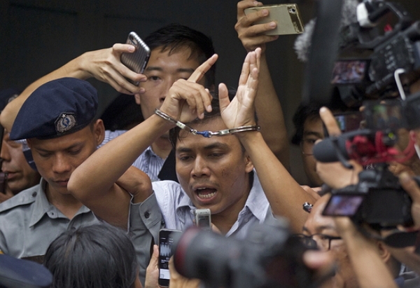 3일(현지 시간) 미얀마 법정에서 징역 7년 형을 선고받은 초 소 우 기자가 심경을 전하고 있다. (사진=뉴시스)