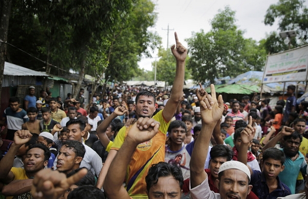 지난달 26일 로힝야족 사람들이 학살 1주기를 맞아 방글라데시에서 규탄 시위를 벌이고 있다. (사진=뉴시스)