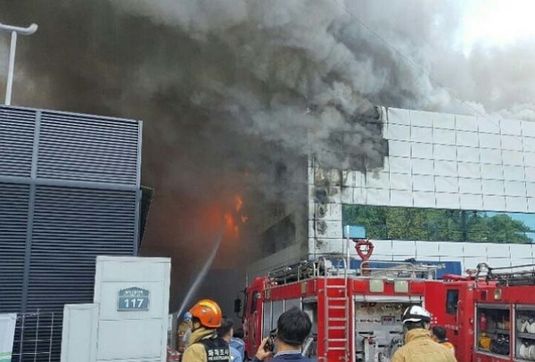 8일 경북 구미 옥계동 구미국가산업 2단지에 있는 원익큐엔씨에서 화재가 발생했다. (사진=뉴시스)