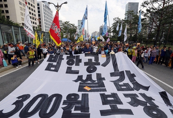 지난달 11일 전국농민회총연맹 등 농민단체 회원들이 서울 여의도 국회 앞에서 쌀 목표가격 인상을 촉구하고 있다. (사진=전국농민회총연맹 제공)