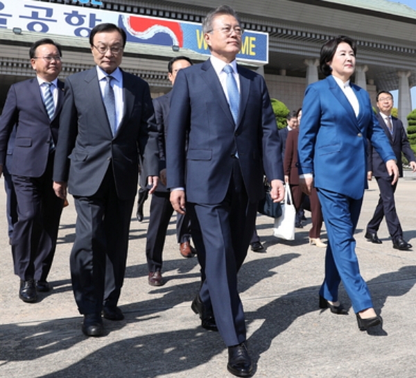 13일 문재인 대통령과 김정숙 여사가 경기 성남 서울공항에서 유럽 순방길에 나섰다. (사진=뉴시스)