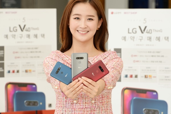 서울 영등포구에 위치한 휴대폰 매장에서 모델이  LG V40 ThinQ  예약 프로그램을 소개하고 있다. (사진=LG전자)