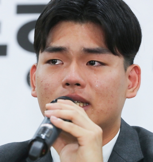 19일 그룹 더 이스트라이트 멤버 이석철 군이 기자회견 도중 피해 사실을 증언하다 눈물을 흘렸다. (사진=뉴시스)