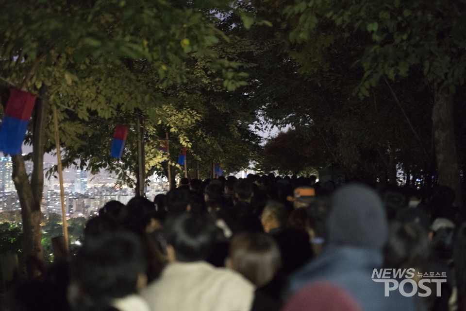 20일 서울 마포구 월드컵공원 내 하늘공원을 내려가기 위해 몰린 인파들. 밝은 렌즈를 이용해 현장을 촬영했다. (사진=안신혜 기자)
