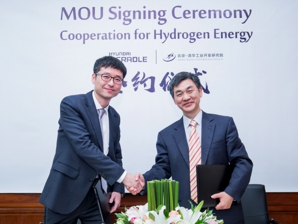 현대차 오픈이노베이션사업실 황윤성 이사(사진 왼쪽)와 칭화연구원 주더취엔 교수가 '수소 에너지 전략 협업 MOU'를 체결한 뒤 악수를 나누는 모습. (사진=현대차 제공)
