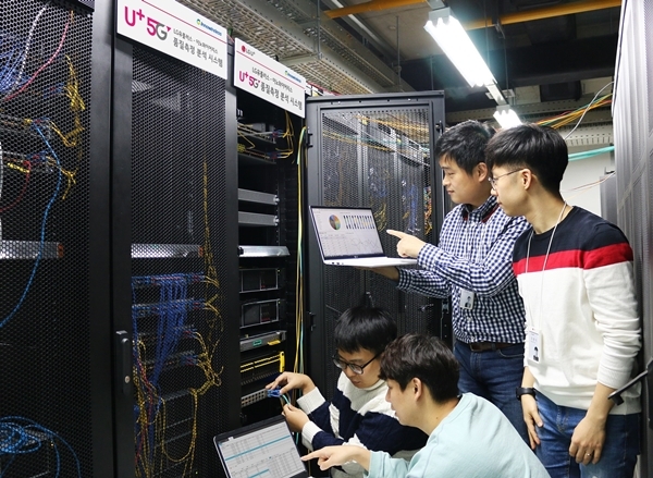 LG유플러스 네트워크 직원들이 상암사옥에 구축된 5G 네트워크 품질 통합 측정 분석 시스템을 점검하고 있는 모습. (사진=LG유플러스)