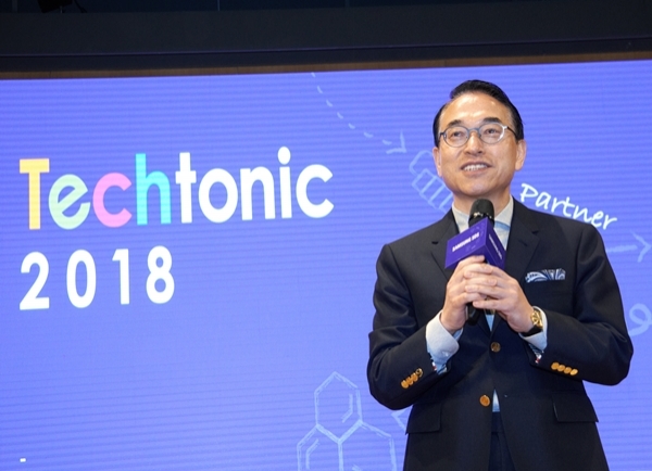 삼성SDS가 15일 잠실캠퍼스에서 개최한 제1회 개발자 콘퍼런스 'Techtonic 2018’행사에서 삼성SDS 대표이사 홍원표 사장이 인사말을 하고 있다. (사진=삼성SDS)