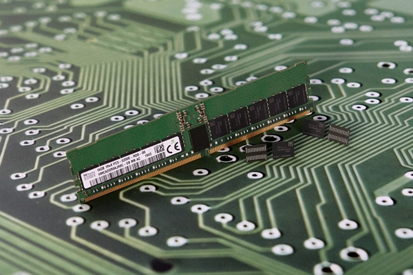 SK하이닉스가 개발한 2세대 10나노급(1y) DDR5 D램 (사진=SK하이닉스)