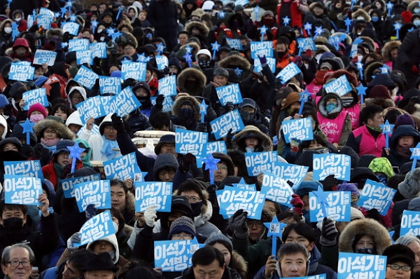 지난 8일 진보 성향의 시민사회계 인사들이 서울 종로구 광화문 광장에서 사법 적폐 청산과 이석기 전 의원 석방 요구 대회를 개최했다. (사진=뉴시스)