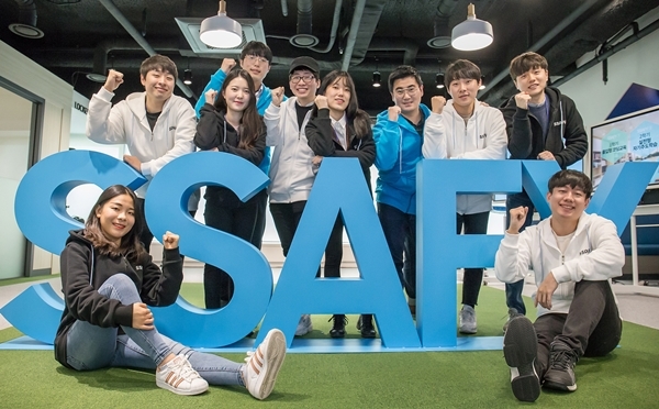 10일 '삼성 청년 소프트웨어 아카데미' 서울 캠퍼스에 입과하는 교육생들이 기념 사진을 촬영하고 있다. (사진=삼성전자)
