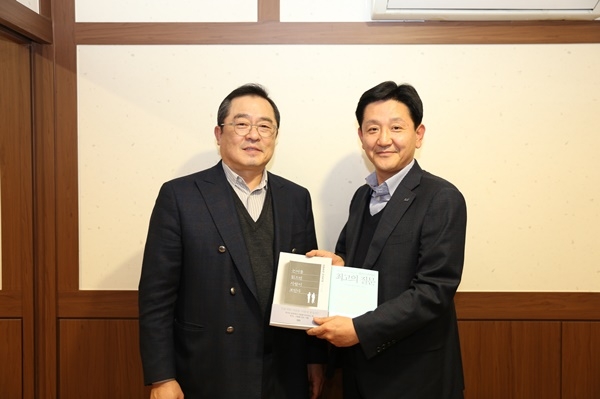 구자열 LS그룹 회장이 14일, LS용산타워에서 신규 임원이된 LS산전 박석원 이사에게 책을 선물하고 있다. (사진=LS그룹)