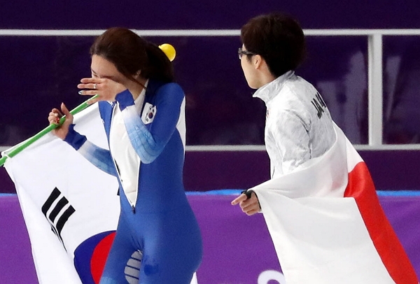 지난 2월 18일 2018 평창동계올림픽 여자 스피드스케이팅 500m에서 은메달을 차지한 이상화 선수를 고다이라 나오 선수가 위로해주고 있다. (사진=뉴시스)