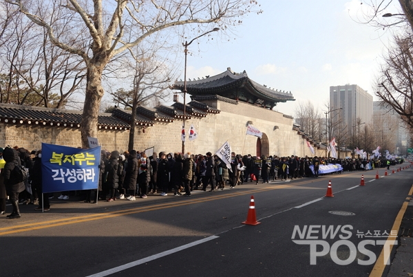 15일 오후 전국 지역아동센터 관계자들이 청와대 앞으로 행진하고 있다. (사진=이별님 기자)