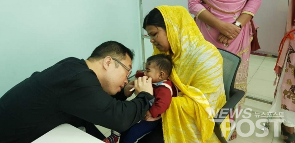 방글라데시 모유수유건강영아 선발대회 소아과 심사. (사진=박승미 교수 제공)