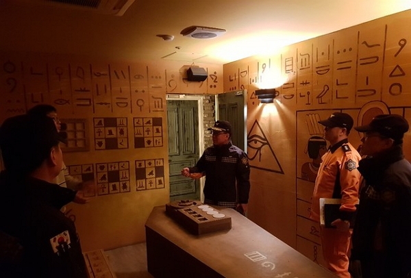 지난 7일 대구의 한 방탈출 카페를 점검하는 소방당국. (사진=뉴시스)