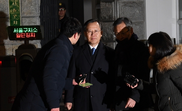 24일 구속영장이 기각된 박병대 전 대법관이 서울구치소를 나오고 있다. (사진=뉴시스)