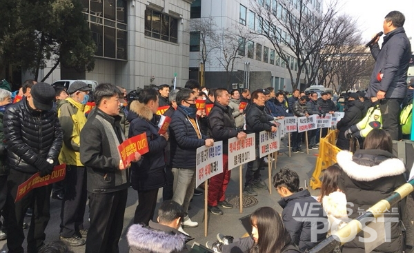 12일 서울 영등포구 더불어민주당사 앞에서 택시 단체 관계자들이 '불법 카풀 저지'를 촉구하고 있다. (사진=이별님 기자)