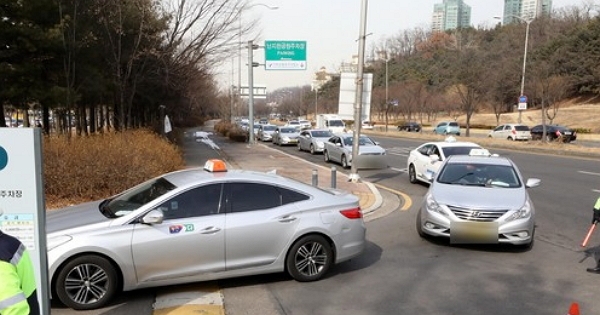 18일 오후 미터기 교체 작업이 실시된 서울 마포구 난지천공원 주차장에으로 택시들이 들어서고 있다. (사진=뉴시스)