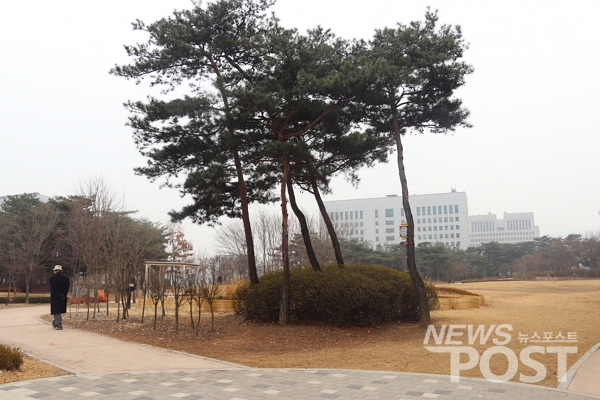 지난 6일 서울 서초구 몽마르트 공원에서 한 시민이 산책하고 있다. (사진=이별님 기자)