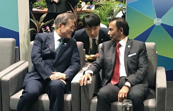 지난해 11월 싱가포르와 파푸아뉴기니 순방 중 볼키아 국왕과 만난 문재인 대통령. (사진=청와대)