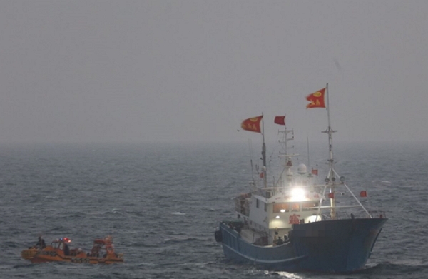 지난해 12월 중국 불법 어선을 단속하는 목포해양경찰. (사진=뉴시스)