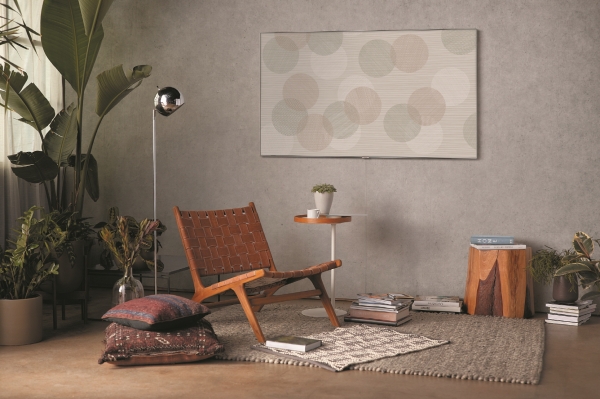 삼성 QLED TV에 날씨와 시간에 따라 색채와 움직임이 변하는 세계적인 디자이너 '스홀턴 & 바잉스' 작품의 매직스크린 모드가 띄워져 있다. (사진=삼성전자)