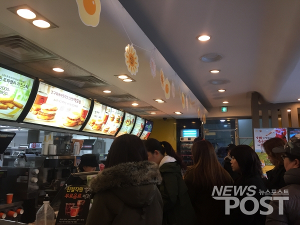 맥모닝 행사로 22일 오전부터 맥도날드 신천점에 손님들이 줄을 서있다. (사진=김혜선 기자)