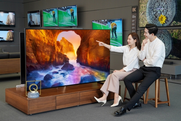 삼성전자 모델들이 삼성 디지털프라자 삼성대치점에서 화질에서 스마트 기능까지 완전히 새로워진 2019년형 'QLED TV'를 소개하고 있다. (사진=삼성전자)