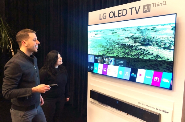 LG전자가 미국 뉴욕에서 진행한 2019년형 LG 올레드 TV 신제품 체험행사에서 참석자들이 LG 올레드 TV 신제품을 살펴보고 있다. (사진=LG전자)