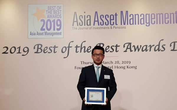 DGB자산운용 김홍곤 상무가 지난 28일 홍콩 포시즌 호텔에서 개최된 아시아 애셋 매니지먼트(Asia Asset Management • AAM)가 수여하는 ‘2019 CIO of the Year in Korea (대한민국 최고 투자 책임자)’ 상을 수상했다. (사진=DGB자산운용)