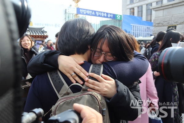11일 오후 서울 종로구 헌법재판소 앞에서 여성계 인사들이 포옹을 나누며 기뻐하고 있다. (사진=이별님 기자)