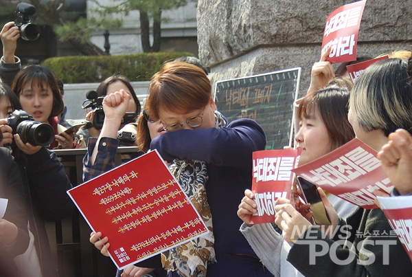 지난 11일 서울 종로구 헌법재판소 앞에서 낙태죄에 대한 헌법불합치 판결을 듣고 나영 '모두를 위한 낙태죄 폐지 공동'의 공동집행위원장이 눈물을 흘리고 있다. (사진=이별님 기자)
