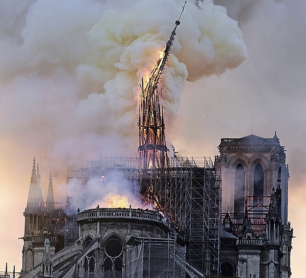 프랑스 파리 노트르담 대성당의 중앙 첨탑이 15일(현지 시간) 불길에 휩싸인채 무너지고 있다. (사진=AP/뉴시스)