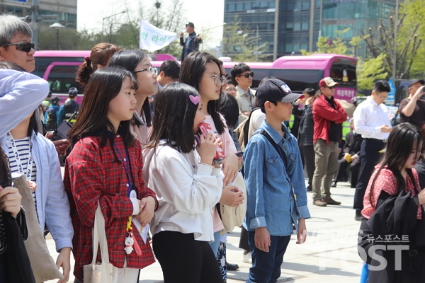 16일 오후 서울 종로구 광화문 광장에서 청소년들이 세월호 추모 릴레이 콘서트를 감상하고 있다. (사진=이별님 기자)