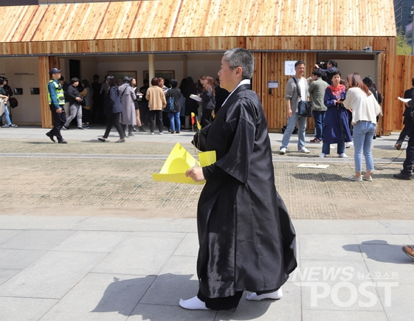 16일 오후 한 승려가 종이배를 들고 서울 종로구 광화문 광장 내 마련된 세월호 추모 전시 공간 인근을 돌며 참사를 추모하고 있다. (사진=이별님 기자)