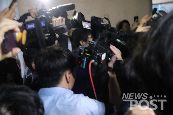 급하게 빠져나가는 채이배 의원은 취재진과 관계자들에 가려 보이지 않는다. (사진=김혜선 기자)