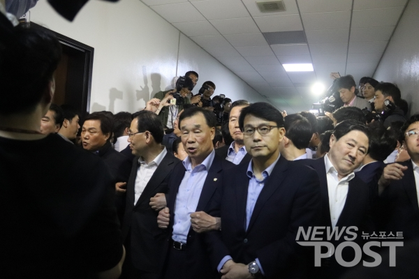 사개특위 회의장 앞에서 스크럼을 짜고 버티는 한국당 의원들. (사진=김혜선 기자)