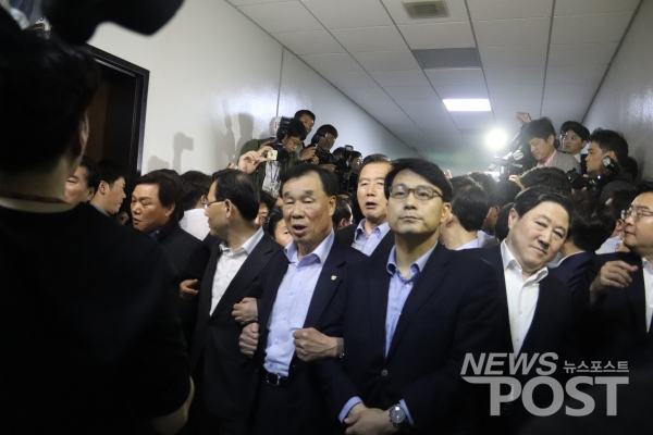 정개특위 회의실 앞에서 스크럼을 짜고 진입을 막는 한국당 의원들. (사진=김혜선 기자)