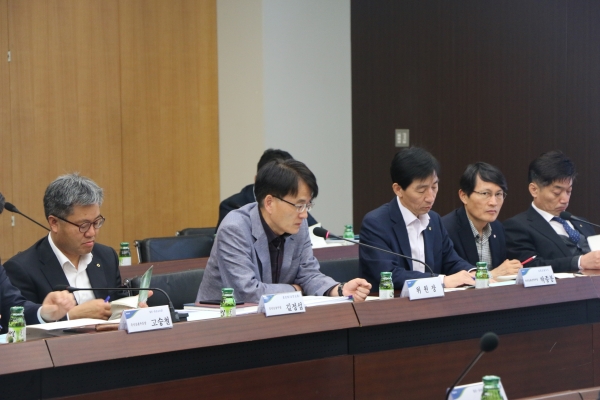 26일 서울 중구 농협금융 본사에서 열린 자산운용 전략회의에서 손병환 사업전략부문장(왼쪽에서부터 두 번째)이 직원들과 토의를 하고 있다.(사진=농협금융)