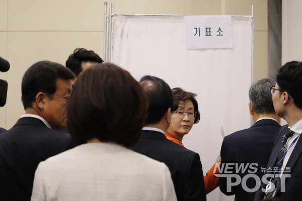 투표소 안에 들어가 수분 째 나오지 않는 김재원 한국당 의원. (사진=김혜선 기자)