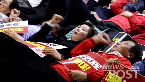 정개특위 산회 후에도 바닥에 누워 농성하는 한국당. (사진=김혜선 기자)