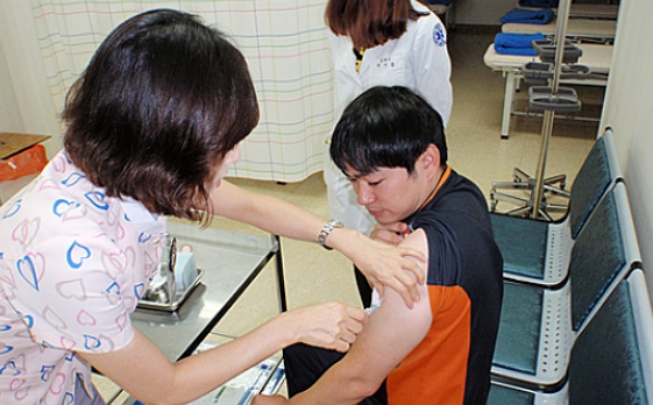 지난 2013년 한 소방 공무원이 A, B형 간염 예방 접종을 받고 있다. (사진=뉴시스)