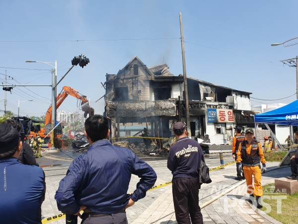 3일 오전 8시 46분 경 충남 아산시 온천동의 한 건축자재 창고에서 불이 나 차량운전자 1명이 사망하는 등 피해가 발생했다.  (사진=독자 제공)