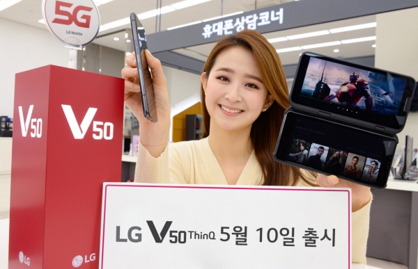 LG전자 모델이 LG V50 ThinQ를 소개하고 있다. (사진=LG전자)