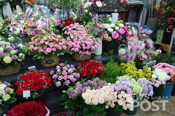 13일 이날 오전 10시 30분께 서울 서초구 양재동 화훼공판장 지하 꽃상가에서 포장된 꽃들이 판매되고 있다. (사진=이별님 기자)