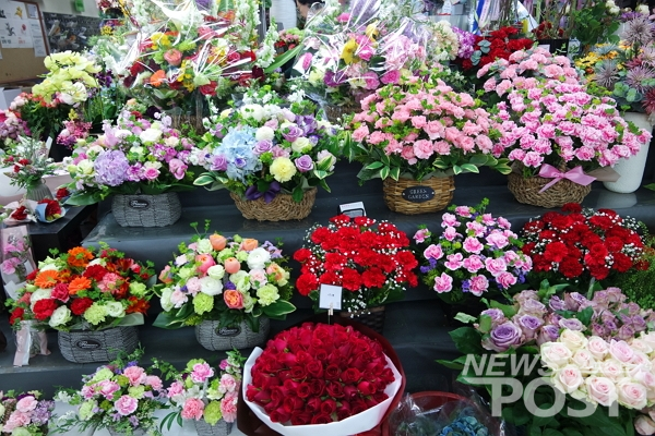 13일 이날 오전 10시 30분께 서울 서초구 양재동 화훼공판장 지하 꽃상가에서 포장된 꽃들이 판매되고 있다. (사진=이별님 기자)