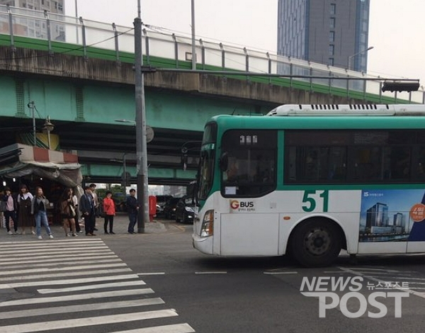 15일 이날 오전 8시께 서울 구로구에서 버스가 이동하고 있다. (사진=이별님 기자)