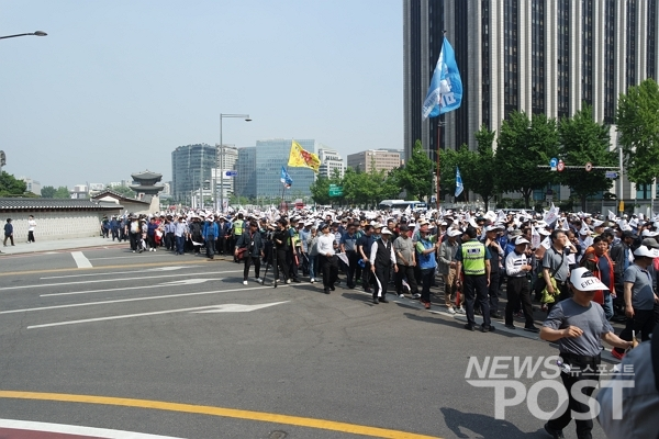 15일 오후 서울 종로구 광화문 광장에서 서울개인택시운송조합 조합원들이 행진하고 있다. (사진=이별님 기자)