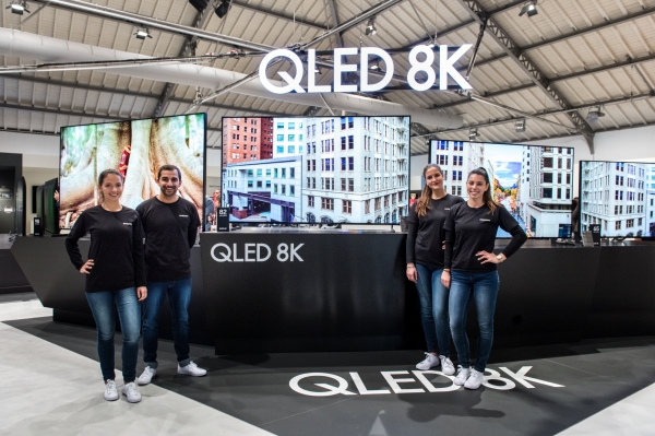 삼성전자 모델들이 지난 2월 유럽 포르투갈에서 진행된 '삼성포럼 유럽 2019' 행사에서 2019년형 QLED 8K TV 라인업을 소개하고 있다. (사진=삼성전자)