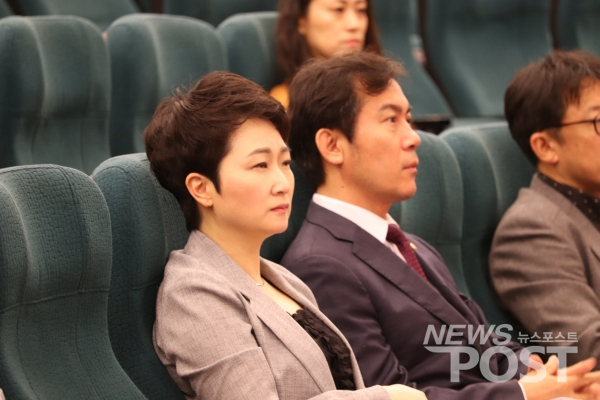 토론에 참석한 이언주 의원(좌)과 김영우 자유한국당 의원(우) (사진=김혜선 기자)
